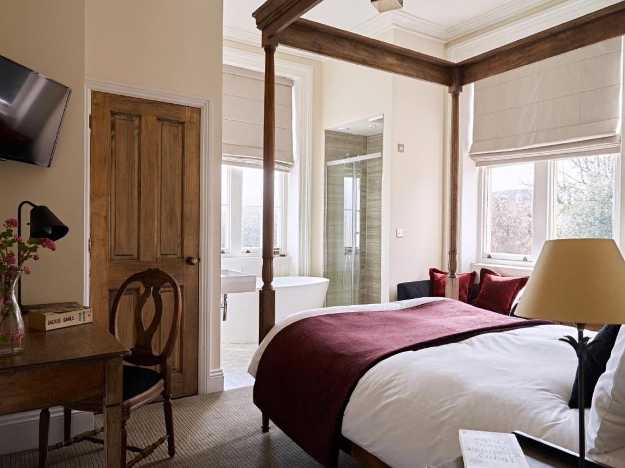 Cotswold Grange Bed & Breakfast Cheltenham Dış mekan fotoğraf A bedroom at The Swan Hotel
