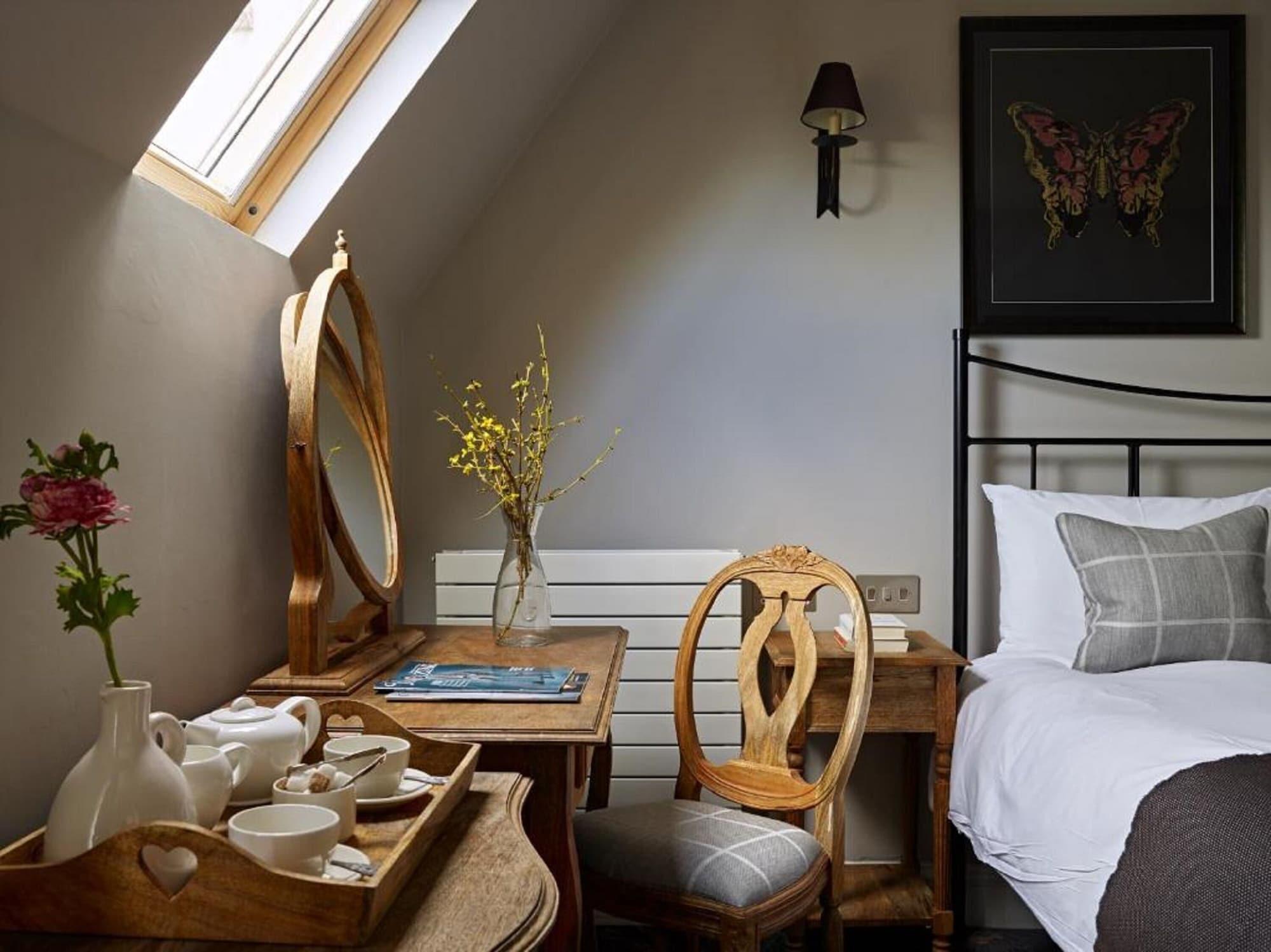 Cotswold Grange Bed & Breakfast Cheltenham Dış mekan fotoğraf A room at The Old Inn