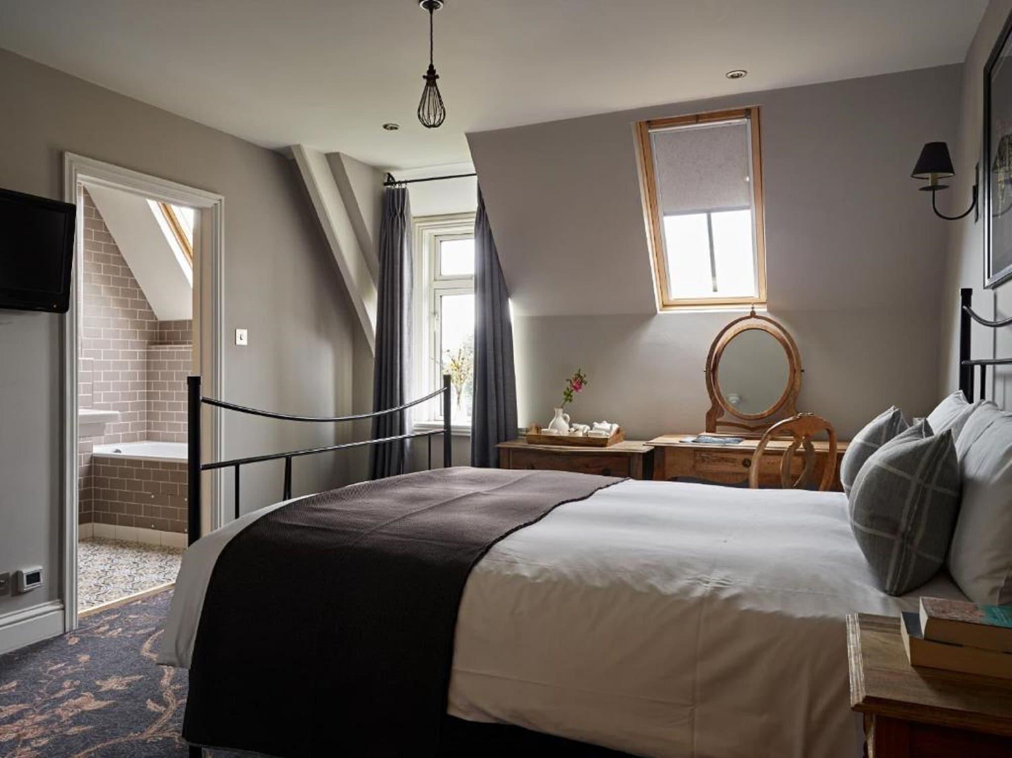 Cotswold Grange Bed & Breakfast Cheltenham Dış mekan fotoğraf A bedroom at The Old Bank Hotel