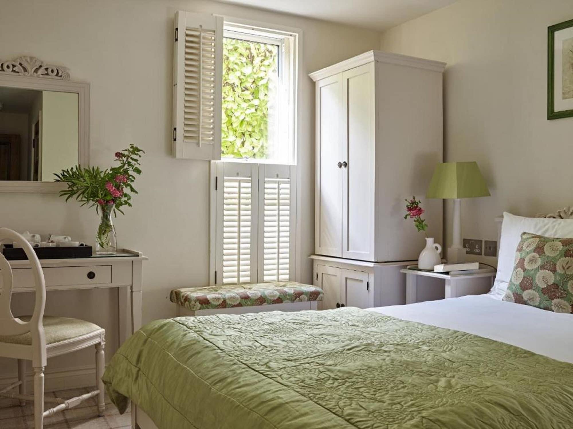 Cotswold Grange Bed & Breakfast Cheltenham Dış mekan fotoğraf A bedroom at The Old parsonage