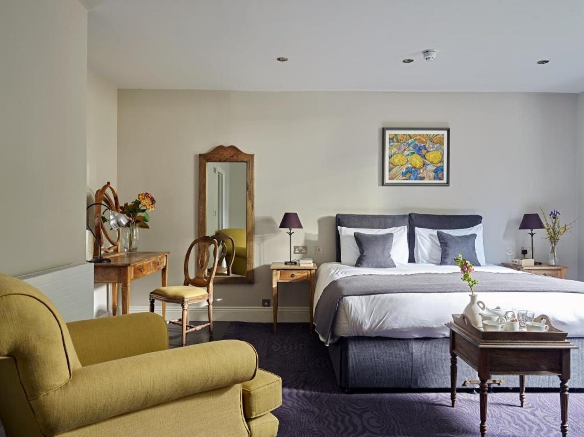 Cotswold Grange Bed & Breakfast Cheltenham Dış mekan fotoğraf A bedroom at The Old parsonage