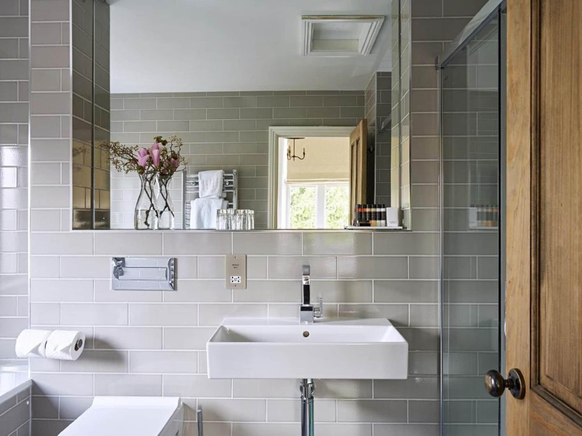 Cotswold Grange Bed & Breakfast Cheltenham Dış mekan fotoğraf Bathroom with subway tiles