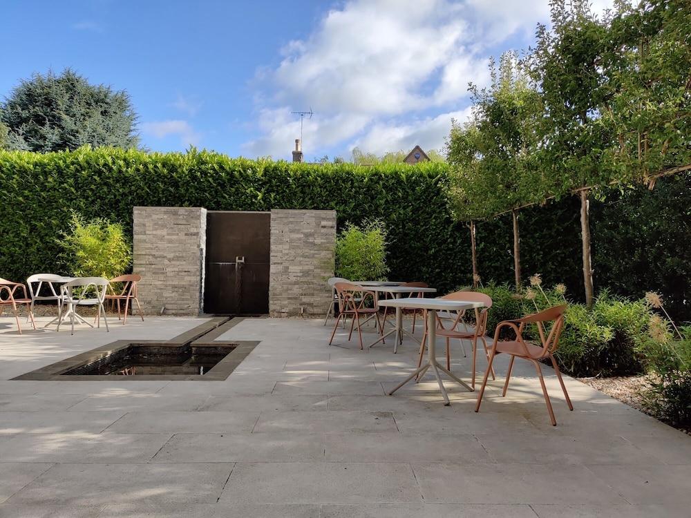 Cotswold Grange Bed & Breakfast Cheltenham Dış mekan fotoğraf The garden of the Centre for Contemporary Learning
