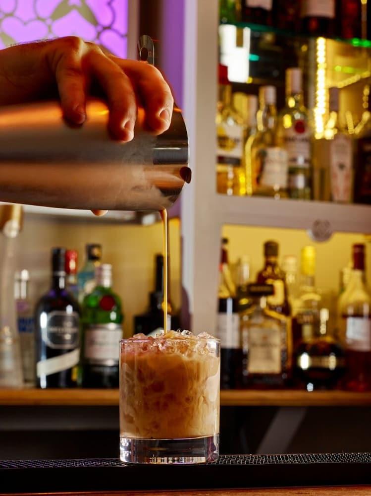 Cotswold Grange Bed & Breakfast Cheltenham Dış mekan fotoğraf A bartender pouring a White Russian
