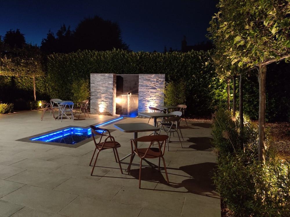 Cotswold Grange Bed & Breakfast Cheltenham Dış mekan fotoğraf The garden at night