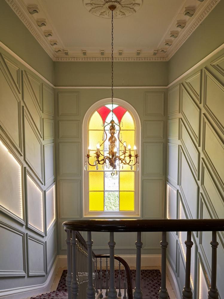 Cotswold Grange Bed & Breakfast Cheltenham Dış mekan fotoğraf The staircase
