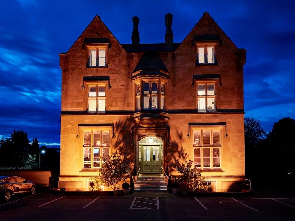 Cotswold Grange Bed & Breakfast Cheltenham Dış mekan fotoğraf The Old Rectory, at night