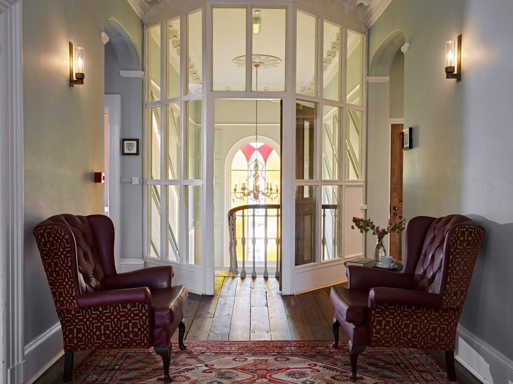 Cotswold Grange Bed & Breakfast Cheltenham Dış mekan fotoğraf The entrance to the hotel