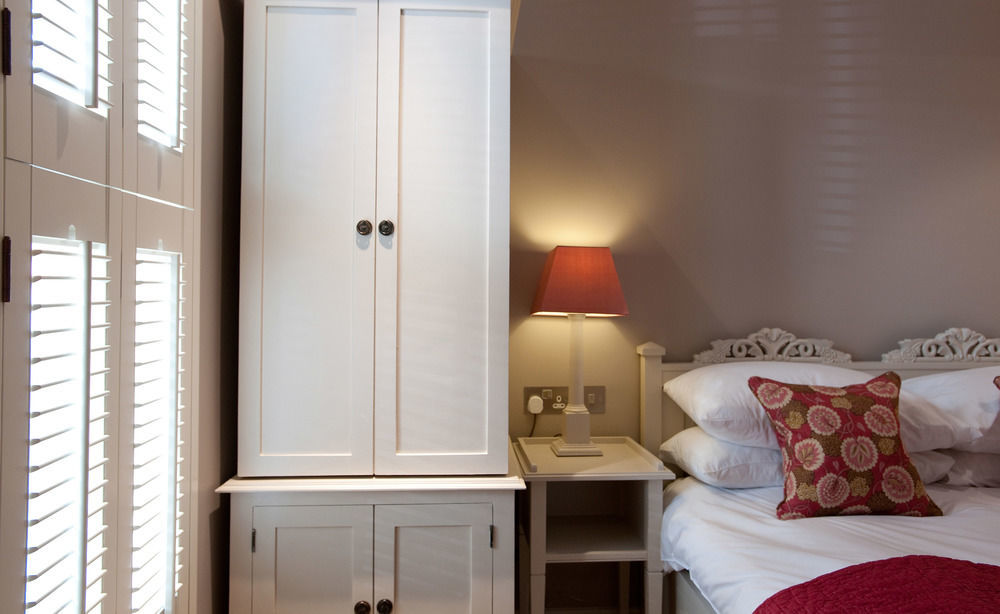 Cotswold Grange Bed & Breakfast Cheltenham Dış mekan fotoğraf A bedroom at the hotel