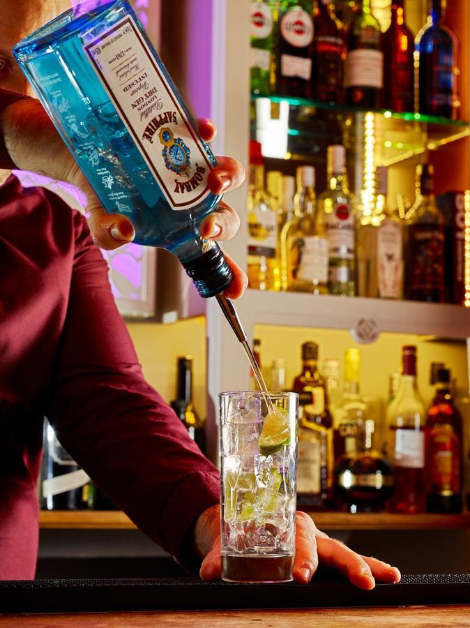 Cotswold Grange Bed & Breakfast Cheltenham Dış mekan fotoğraf A bartender pouring a bottle of Blue Curaçao liqueur