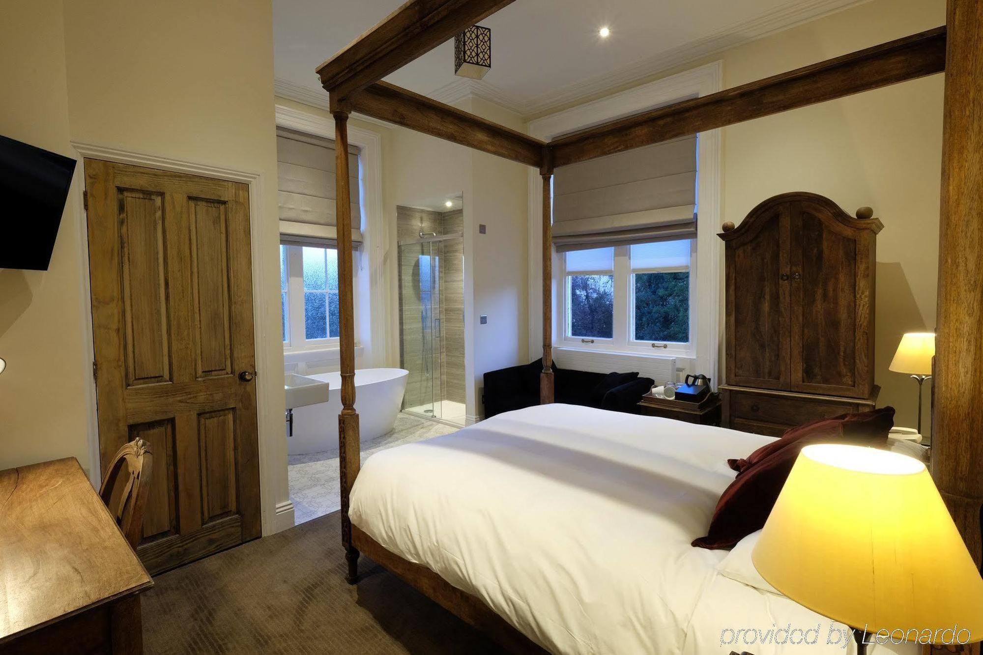Cotswold Grange Bed & Breakfast Cheltenham Dış mekan fotoğraf A bedroom at the hotel