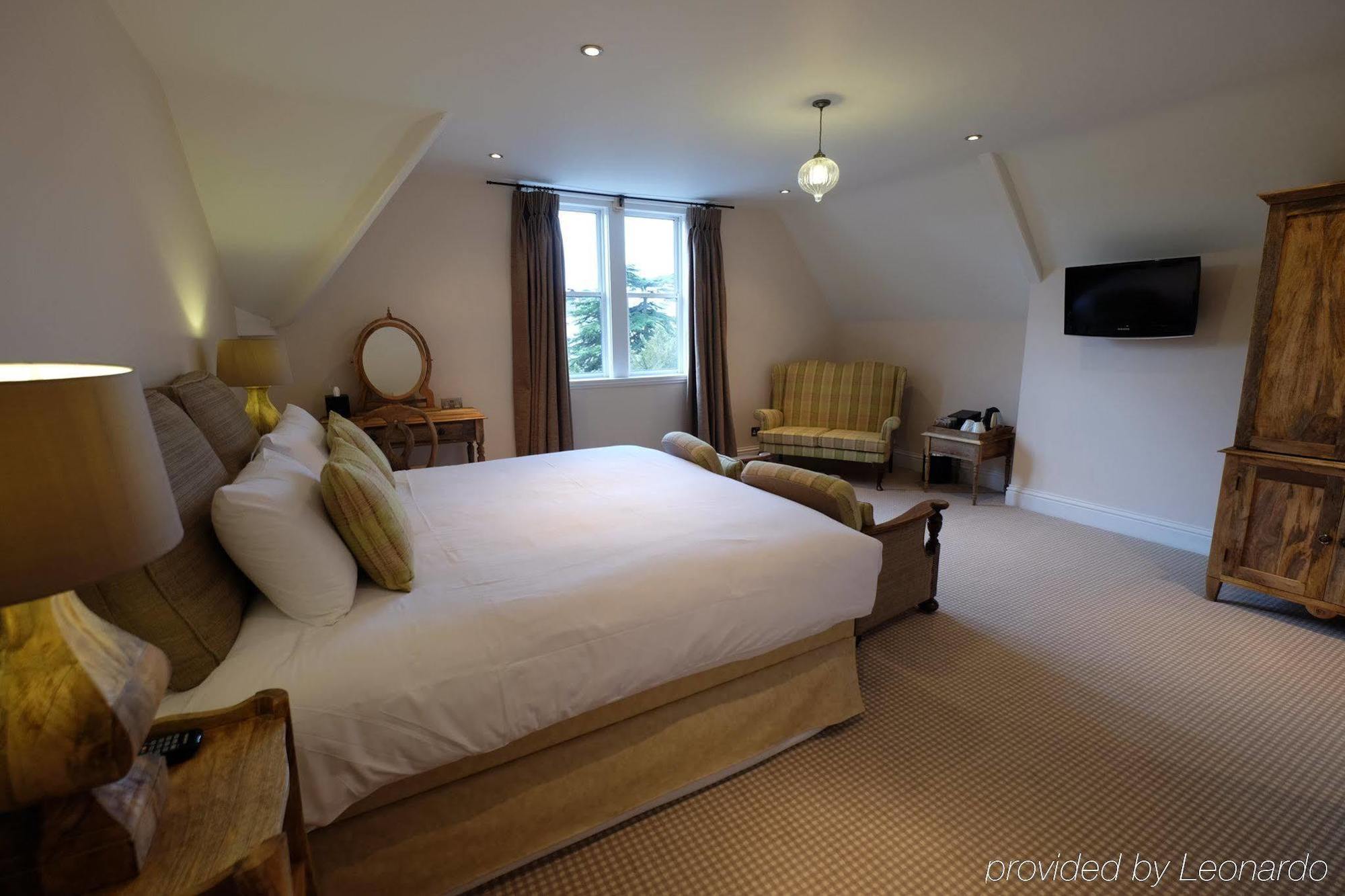 Cotswold Grange Bed & Breakfast Cheltenham Dış mekan fotoğraf A bedroom at The Old parsonage