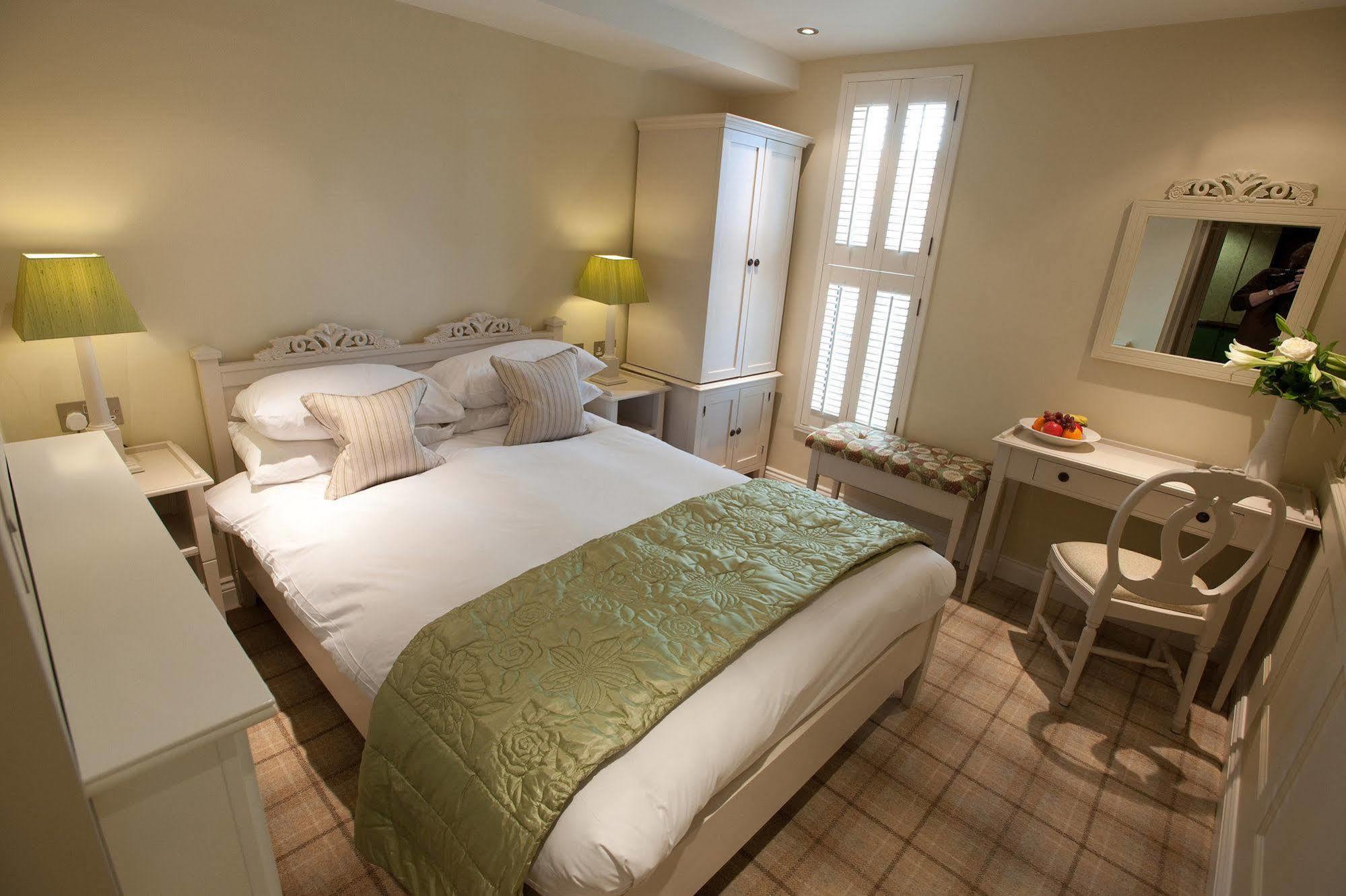 Cotswold Grange Bed & Breakfast Cheltenham Dış mekan fotoğraf A bedroom at The Old Vicarage