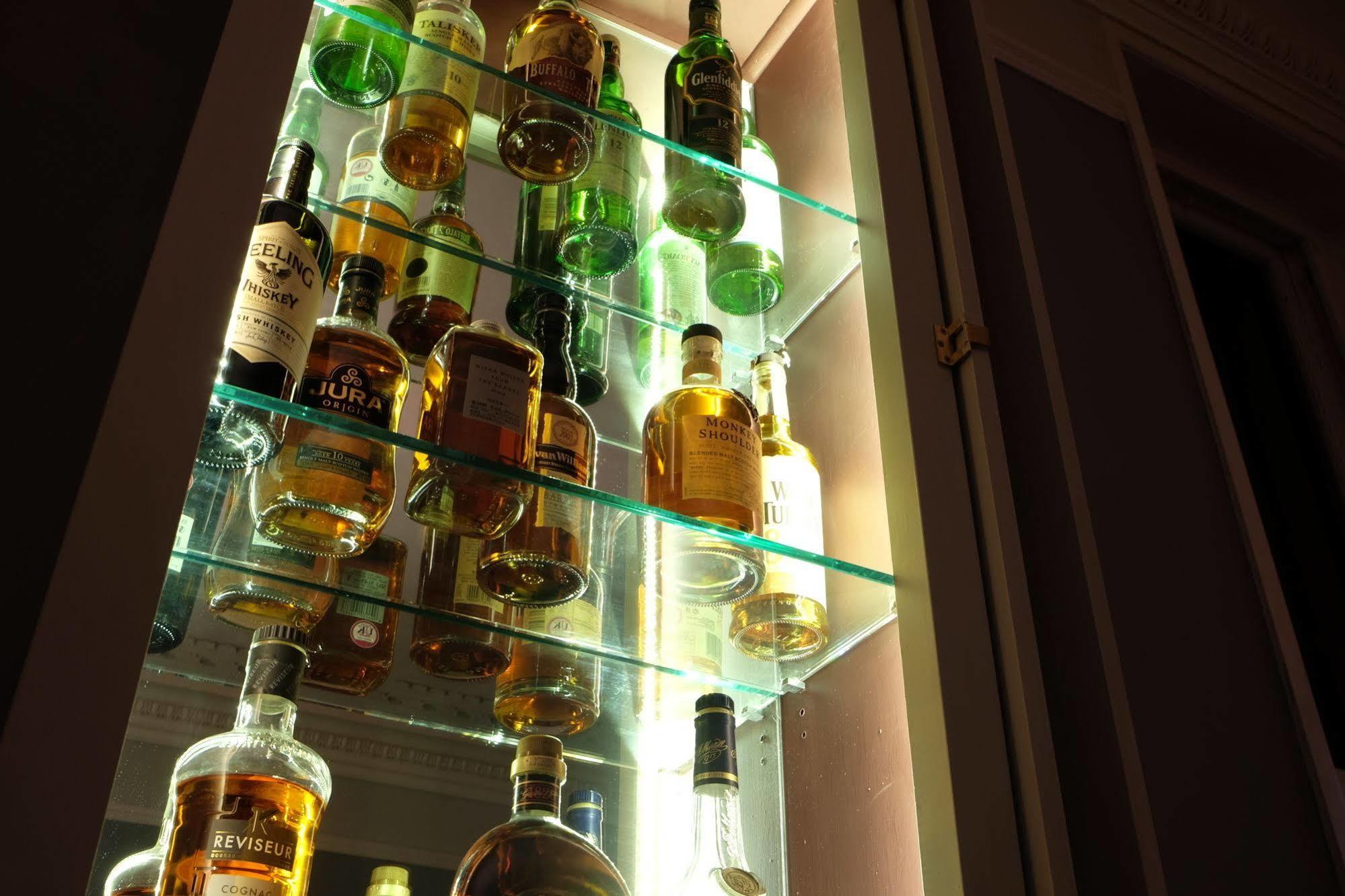 Cotswold Grange Bed & Breakfast Cheltenham Dış mekan fotoğraf A selection of Scotch whiskies