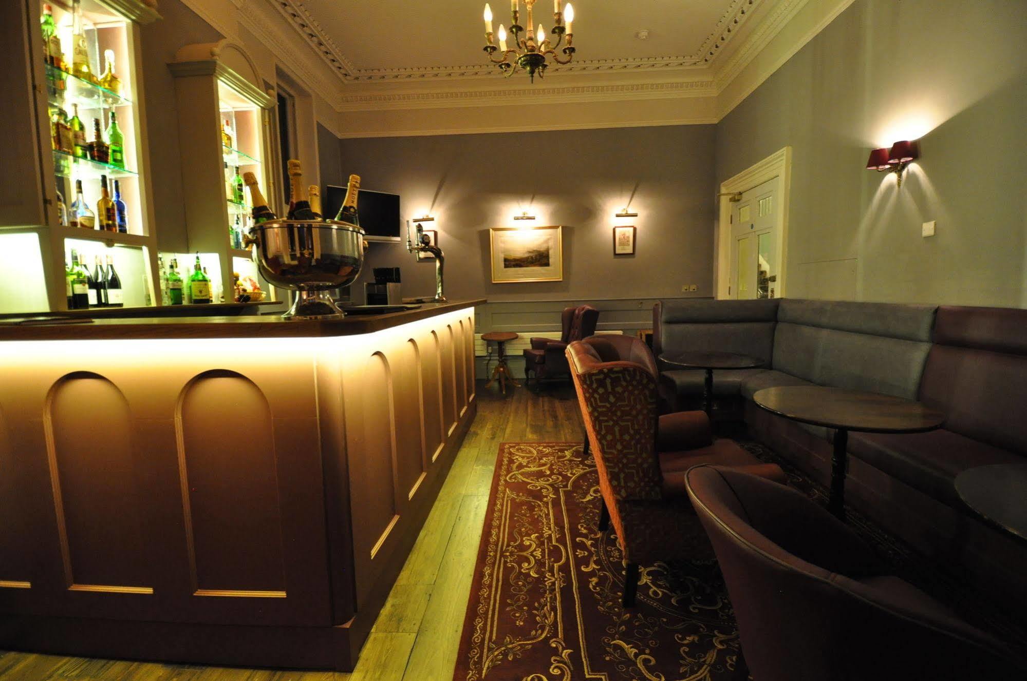 Cotswold Grange Bed & Breakfast Cheltenham Dış mekan fotoğraf The bar at the hotel