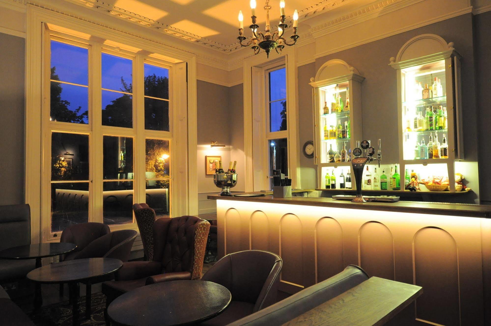 Cotswold Grange Bed & Breakfast Cheltenham Dış mekan fotoğraf The bar at the hotel