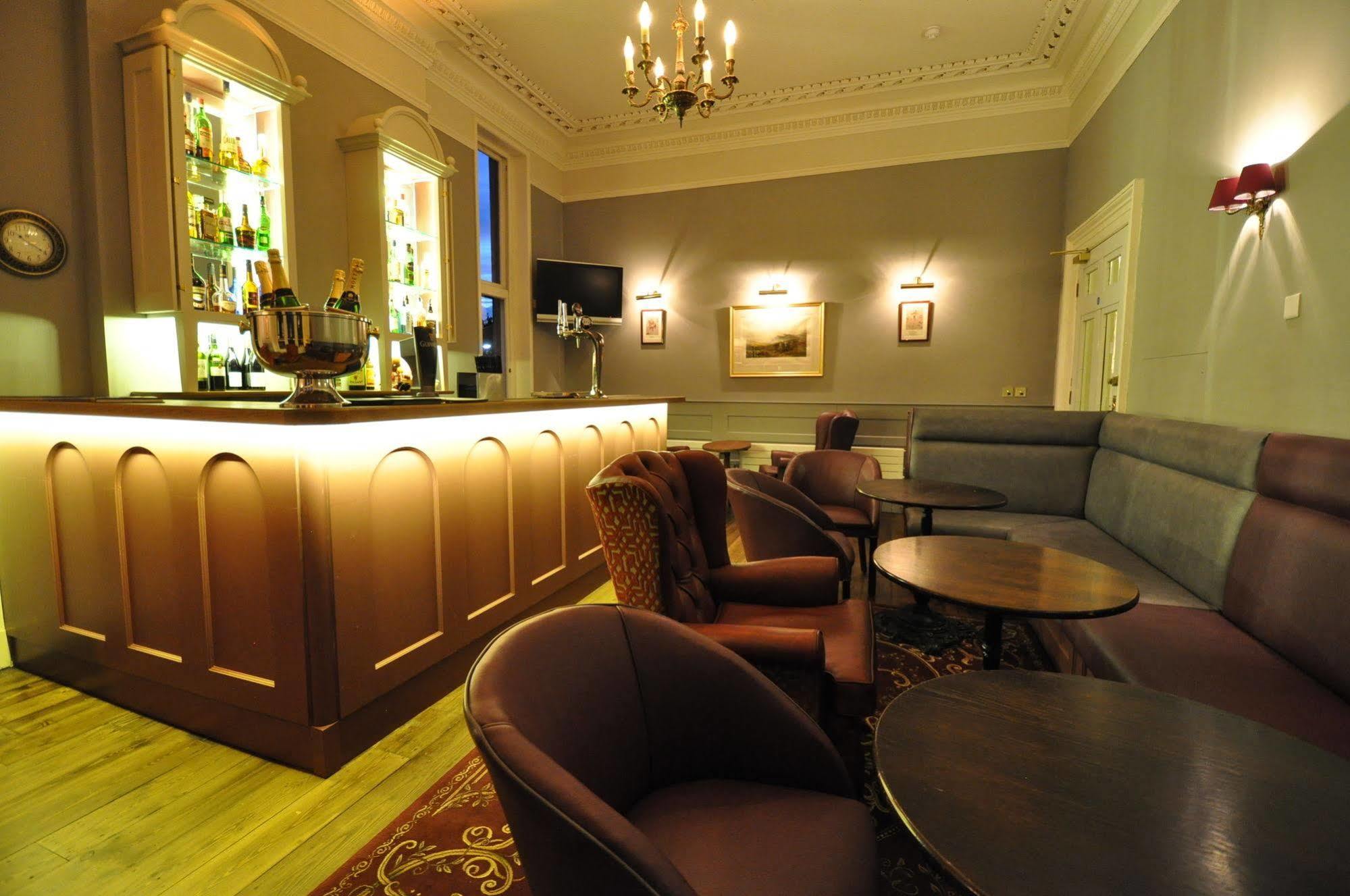 Cotswold Grange Bed & Breakfast Cheltenham Dış mekan fotoğraf The bar at the hotel
