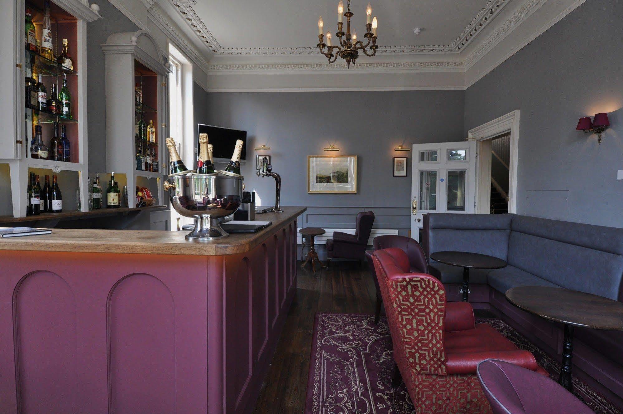 Cotswold Grange Bed & Breakfast Cheltenham Dış mekan fotoğraf The bar at the hotel