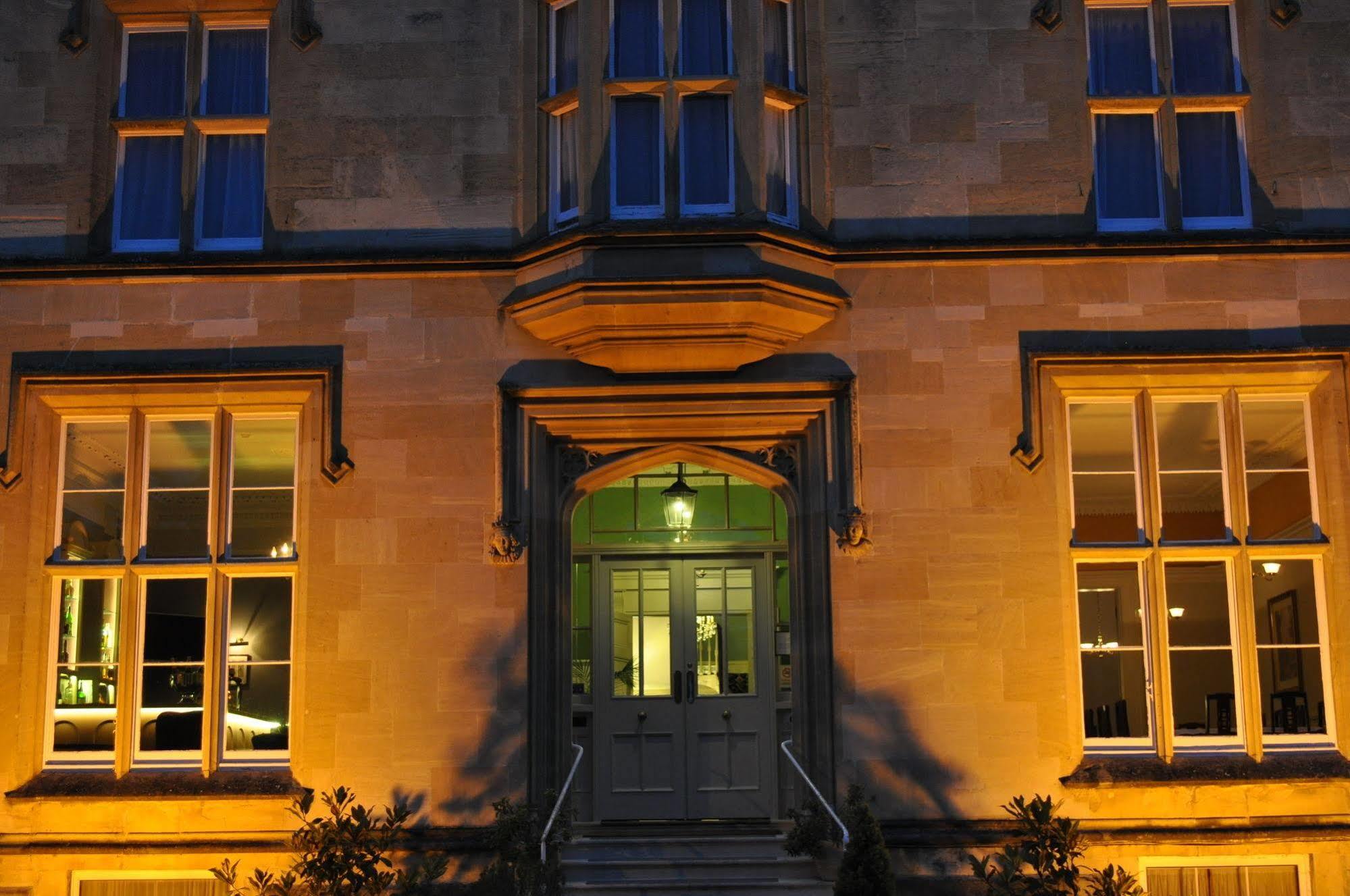 Cotswold Grange Bed & Breakfast Cheltenham Dış mekan fotoğraf The entrance to the main building