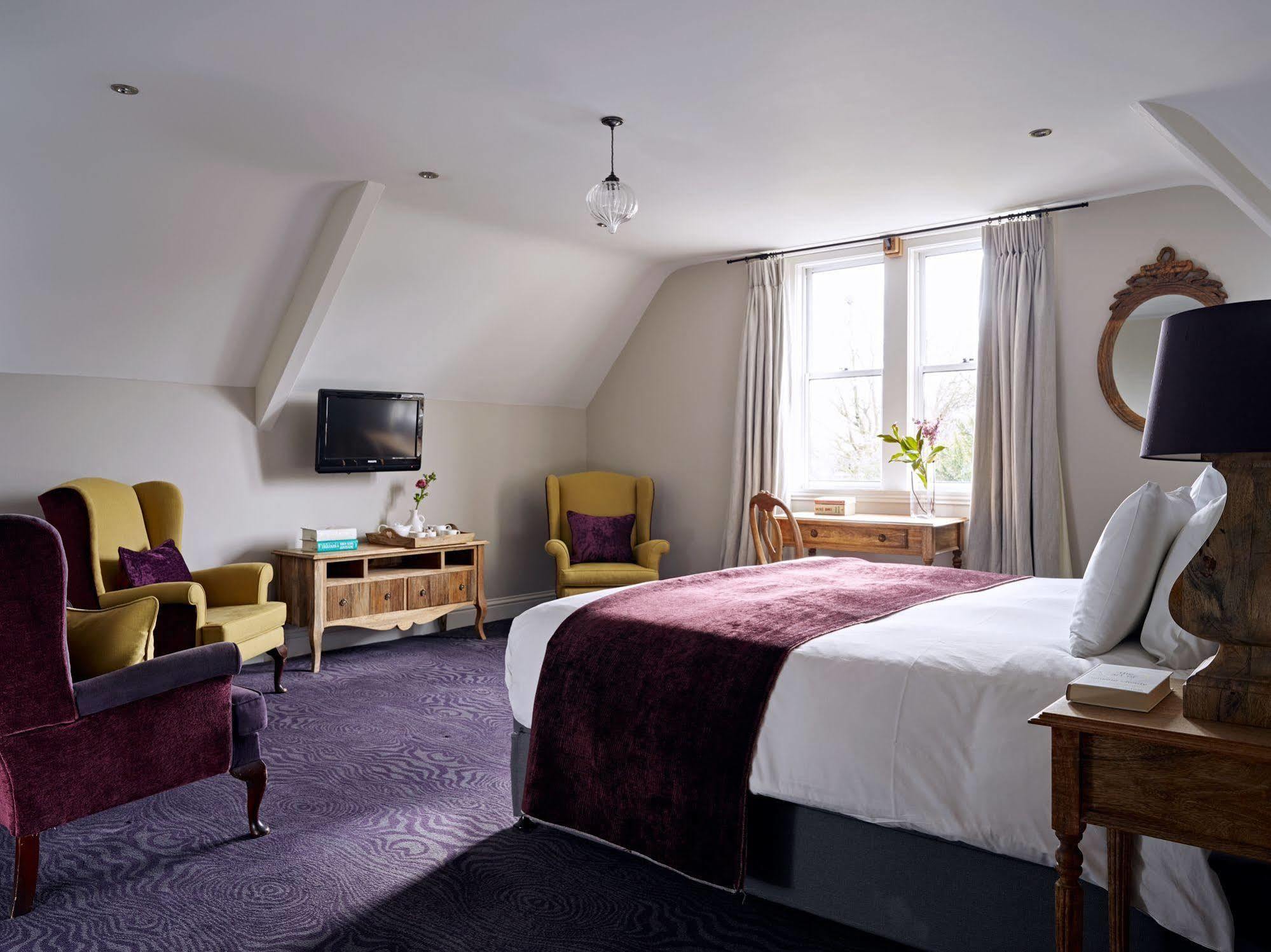 Cotswold Grange Bed & Breakfast Cheltenham Dış mekan fotoğraf A bedroom at The Swan Hotel