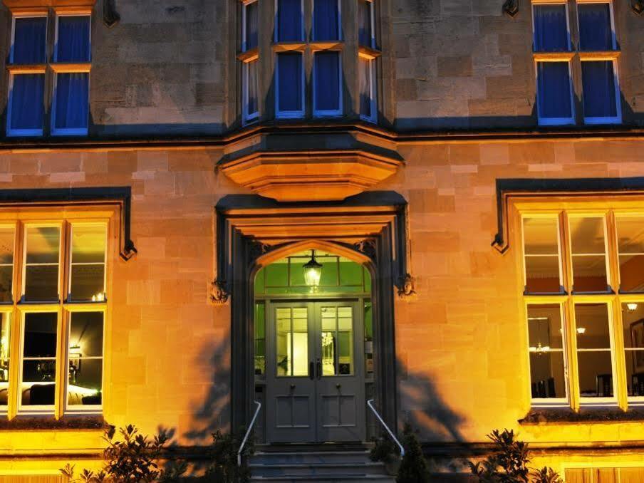 Cotswold Grange Bed & Breakfast Cheltenham Dış mekan fotoğraf The entrance to the main building